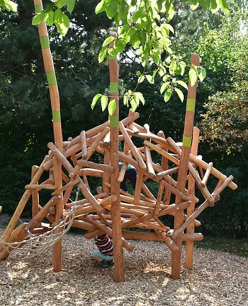Klettergerüst aus Holz "Eichhörnchenkobel"